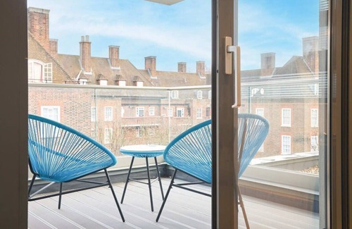 St. Johns Wood Apartment | Modern Marylebone apartment with balcony