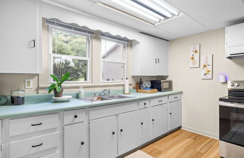 Alcoa House | Modern Maryville Escape Near Airport & Parks