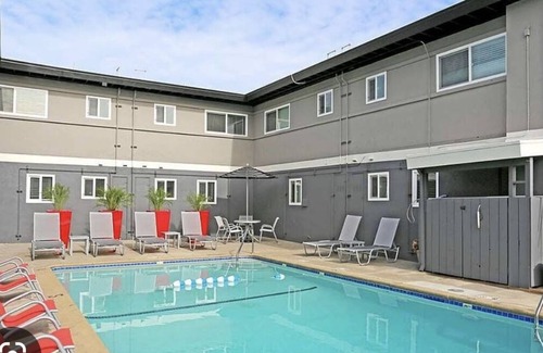 Castro Valley Apartment | Modern Master bedroom with en-suite bathroom