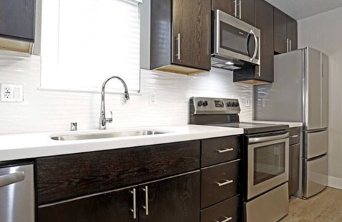 Castro Valley Apartment | Modern Master bedroom with en-suite bathroom