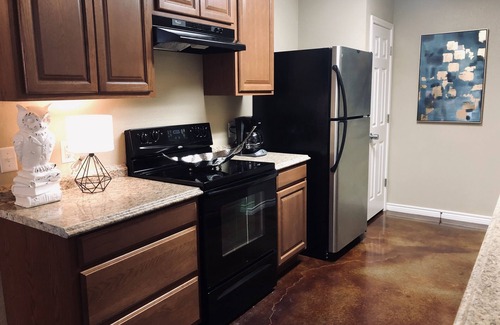 Midland House | Modern Masterpiece at Graceland!