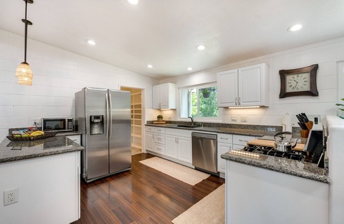 Meadow Vista Cottage | Modern Meadow Vista Vacation Home w/Spacious Deck