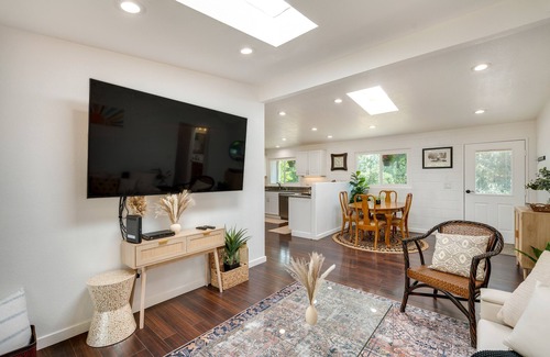 Meadow Vista Cottage | Modern Meadow Vista Vacation Home w/Spacious Deck