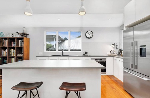 Parramatta Park House | Modern meets Tropical in this Free standing Home