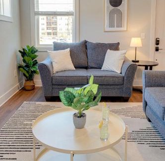 Melrose House | Modern Melrose-2 Bedroom Condo-5 mins to Broadway