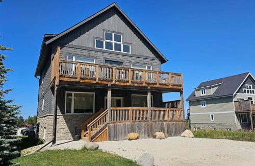 The Blue Mountains Ski Chalet | Modern Memories 8BR Hillside Chalet w BBQ, Laundry and 6.5WR