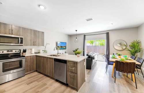 Golden Glades House | Modern Miami Townhouse | Free Parking