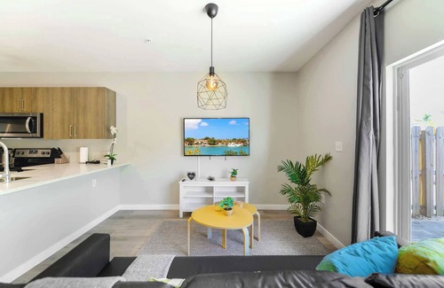 Golden Glades House | Modern Miami Townhouse | Free Parking