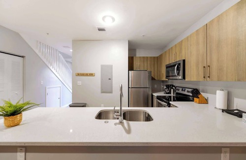 Golden Glades House | Modern Miami Townhouse | Free Parking