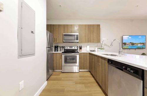 Golden Glades House | Modern Miami Townhouse | Free Parking