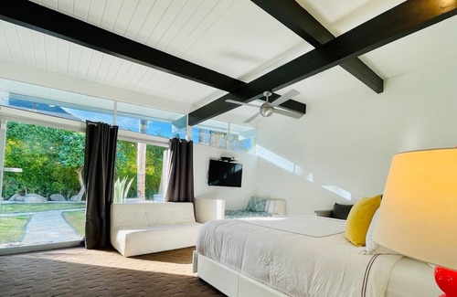 Vista Las Palmas House | Modern Mid-Century in Vista Las Palmas. Perfect for families. Dogs ok