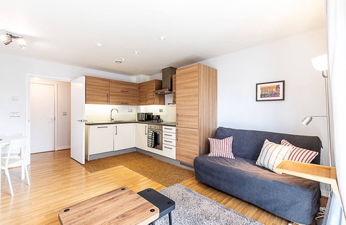 Tower Hamlets Apartment | Modern Mile End Flat with Balcony & Terrace