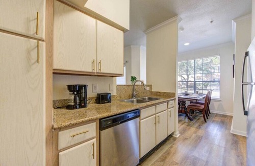 MacGregor Apartment | Modern Minimalist 2Bed | TMC & 5 min from Midtown