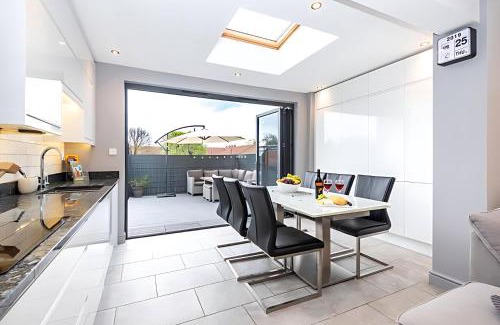 Heworth Apartment | Modern Minimalist 3-Bed Duplex Apartment in York I Pass The Keys