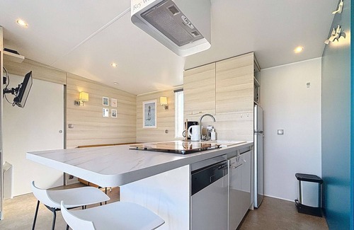 Jullouville-les-Pins House | Modern Mobile Home, 200m from Beach, 6 Guests, Pool, Fitness, Parking