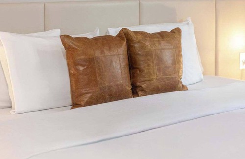 Gay Village Hotel | Modern Mood King – Downtown MTL