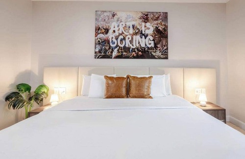 Gay Village Hotel | Modern Mood King – Downtown MTL