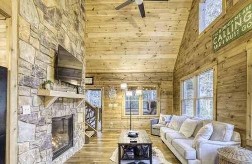 Foxfire Estates Cabin | Modern Mountain Cabin: NEW Hot tub, Fire Pit, Grill, and Patio