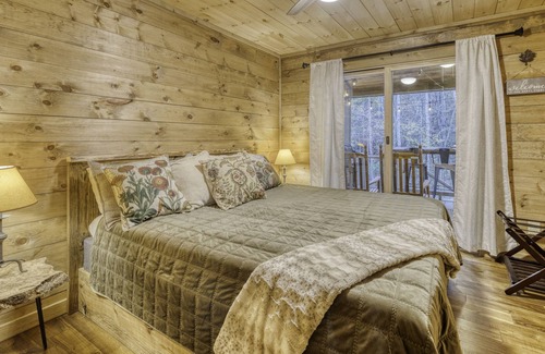 Foxfire Estates Cabin | Modern Mountain Cabin: NEW Hot tub, Fire Pit, Grill, and Patio