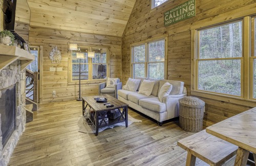 Foxfire Estates Cabin | Modern Mountain Cabin: NEW Hot tub, Fire Pit, Grill, and Patio