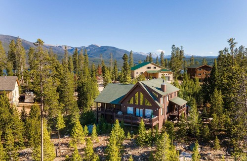 Grand Lake Cabin | Modern Mountain Cabin w/Hot tub, Sleeps 16, Pet Friendly, and Mountain Views