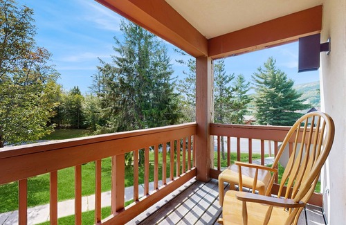 West Dover Condo | Modern mountain condo – views, fireplace, WiFi, hot tub, pool, shuttle