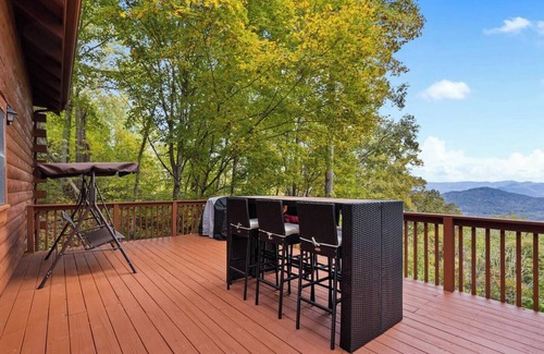 Waynesville Cabin | Modern Mountain Escape Awaits! with 1 bd with WiFi, AC in charming Waynesville