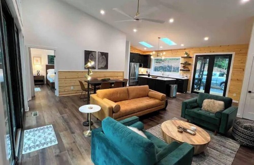 Sautee Nacoochee Cabin | Modern Mountain Getaway with hot tub & fire pit 10 minutes to Helen