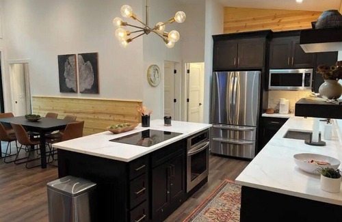 Sautee Nacoochee Cabin | Modern Mountain Getaway with hot tub & fire pit 10 minutes to Helen