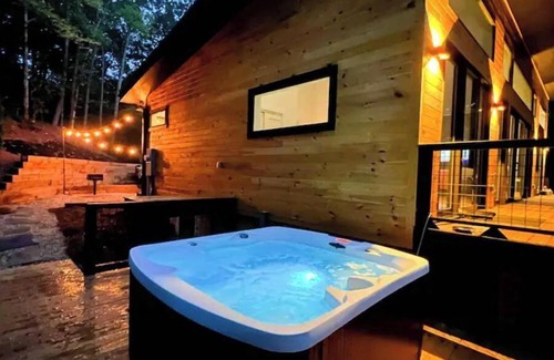 Sautee Nacoochee Cabin | Modern Mountain Getaway with hot tub & fire pit 10 minutes to Helen