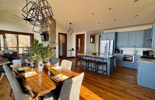 Ferguson Cabin | Modern Mountain Getaway, Hot Tub, Pet Friendly, WiFi, Long Range Sunset Views