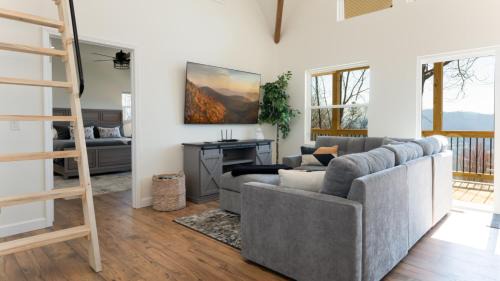 Waynesville House | Modern Mountain House with Amazing Views and Hot Tub