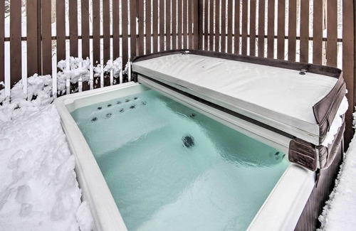 Chester Gap House | Modern Mountain Retreat w/Deck + Hot Tub!