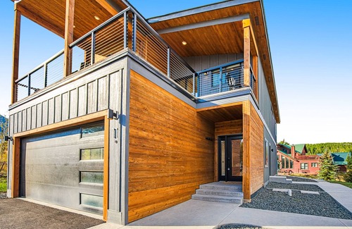 Crested Butte House | Modern mountain stay with a patio, beautiful interior, & well-equipped kitchen