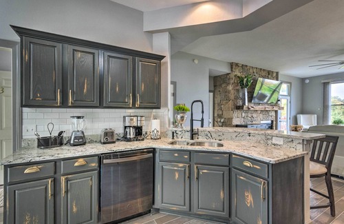 Mountain Air Condo | Modern Mountain-View Smokies Retreat w/Balcony