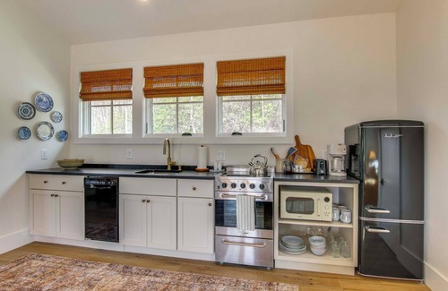 Glenville Apartment | Modern Mountain-View Gem w/Deck in Glenville