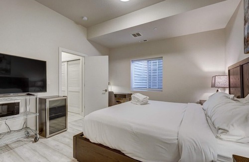 Colorado Springs House | Modern-Mtn Views- Rooftop Deck w/Firepit- Downtown