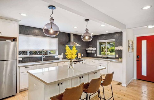 Napa House | Modern Napa 3BD Wine Country Escape w/Pool & Spa