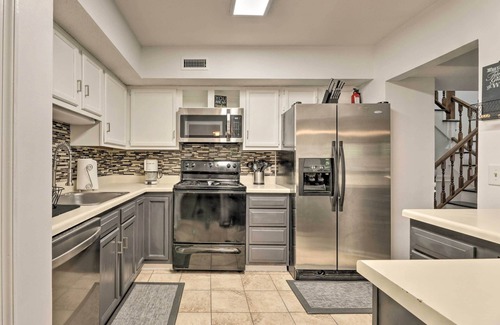 Antioch House | Modern Nashville Townhome: Large Yard & Deck!