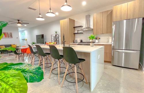 Highland Park House | 🌺 MODERN NATURE - 2 STORY DOWNTOWN DELIGHT 🪴
