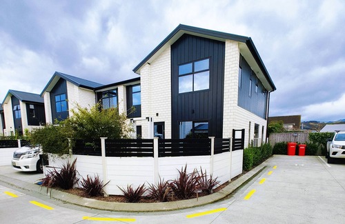 Trentham House | Modern & New 3 Beds 6 Guests
