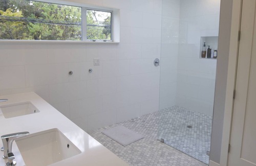 Galindo House | Modern New 5 Bedroom Home Close to South Congress