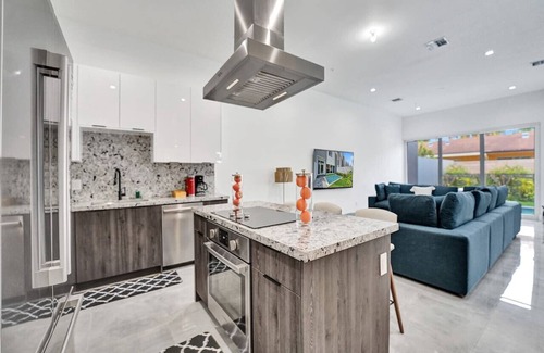 Lake Ridge Apartment | Modern NEW Luxury Home | Pool Heated