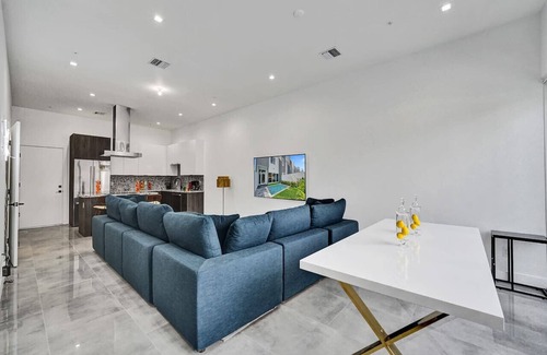 Lake Ridge Apartment | Modern NEW Luxury Home | Pool Heated