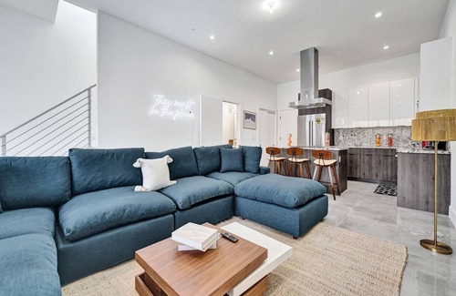 Lake Ridge Apartment | Modern NEW Luxury Home | Pool Heated