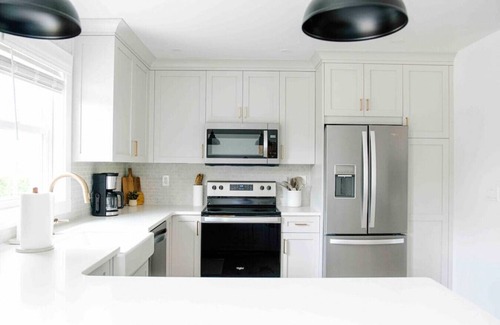 New Holland House | Modern~Newly renovated * hot tub * game room