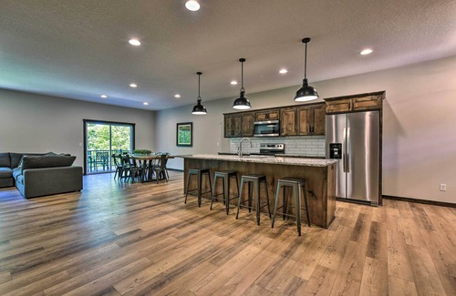 Lake Shore House | Modern Nisswa Escape w/Deck: Walk to Gull Lake!
