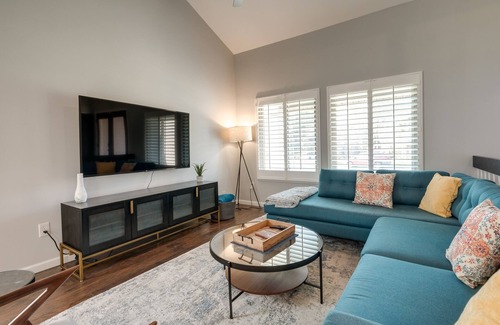 North Potomac House | Modern North Potomac Home w/ Furnished Deck!