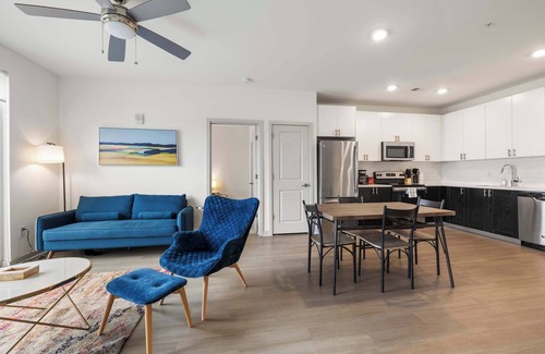 Downtown Louisville Apartment | Modern Nulu 2BR CozySuites 07