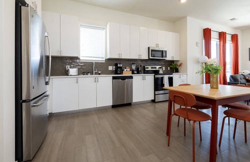 Downtown Louisville Apartment | Modern Nulu 2BR CozySuites 04